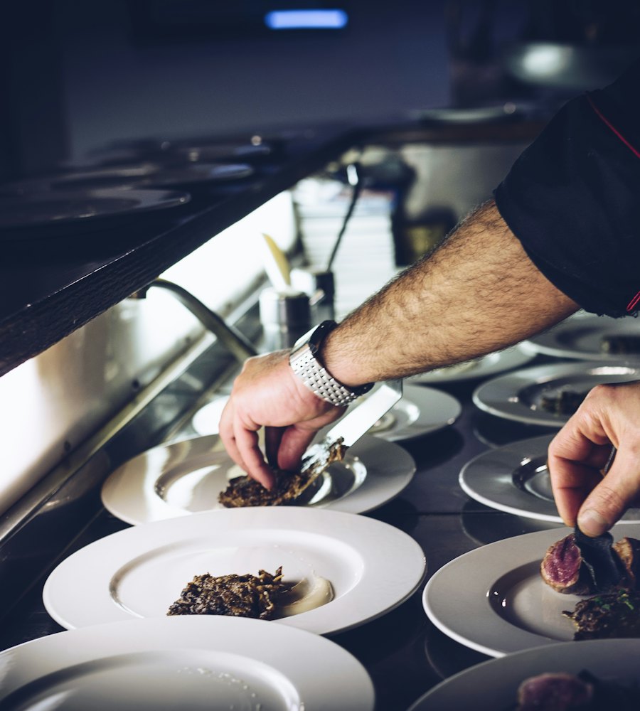 Chef finalizando pratos na cozinha do restaurante