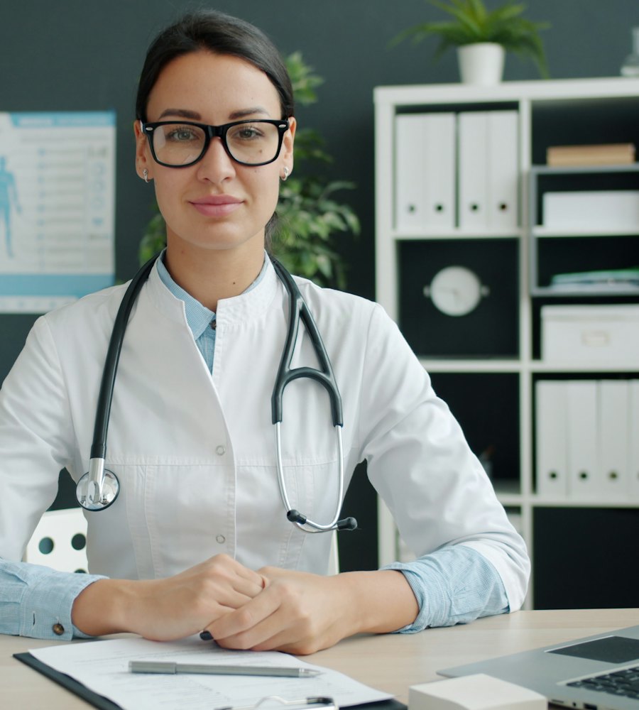 Médica em seu consultório