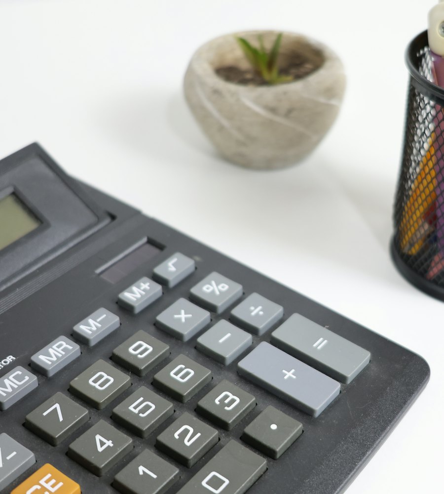 Calculadora sobre a mesa de trabalho usada no cálculo do imposto de renda
