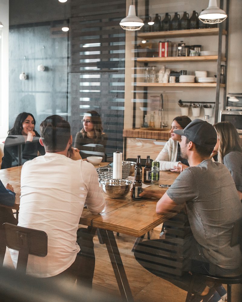 Equipe reunida em escritório de empresa em crescimento