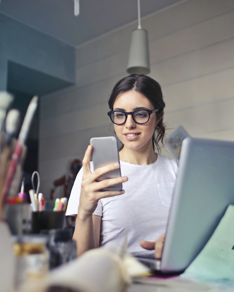 Empreendedora vendendo pela internet