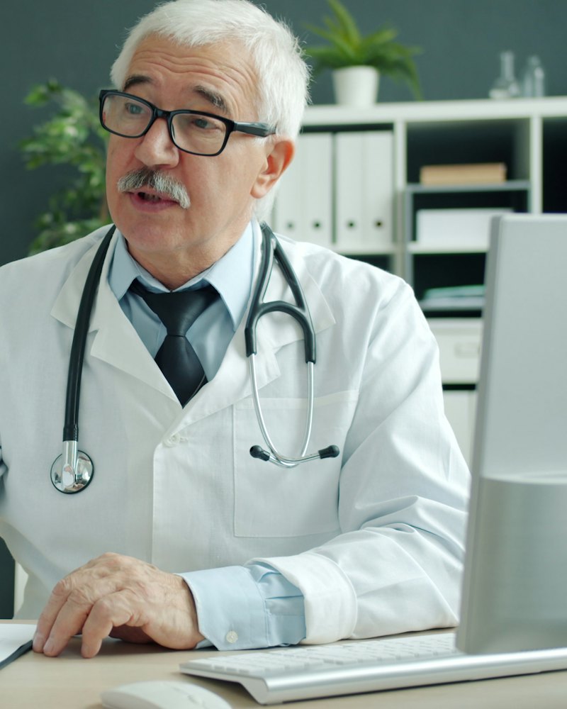 Médico em seu consultório
