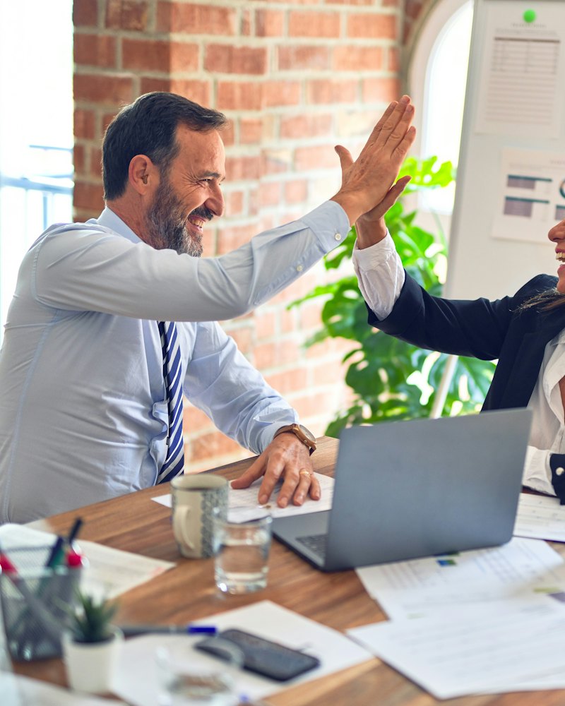 Sócios comemorando resultado da empresa