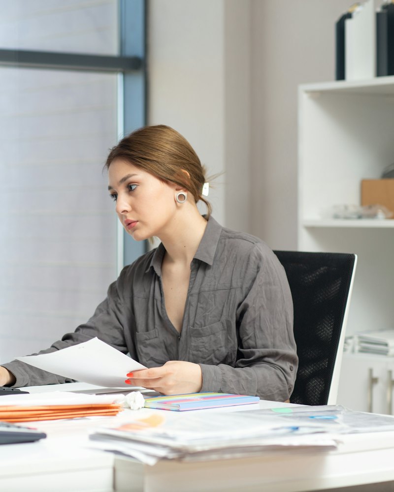 Profissional organizando documentos da empresa