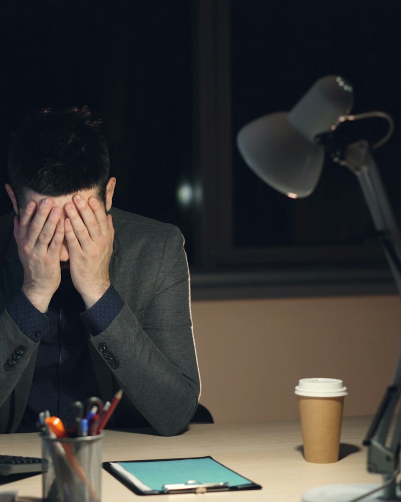 Empresário preocupado com a situação da empresa