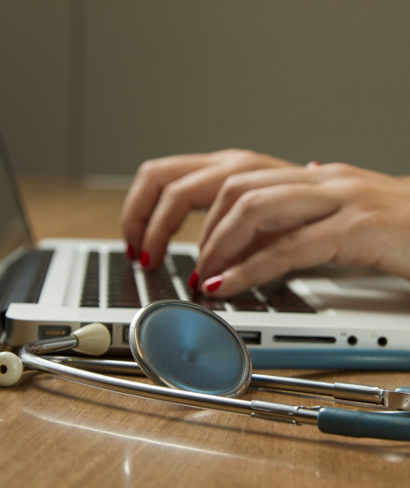 Profissional de saúde usando computador no consultório