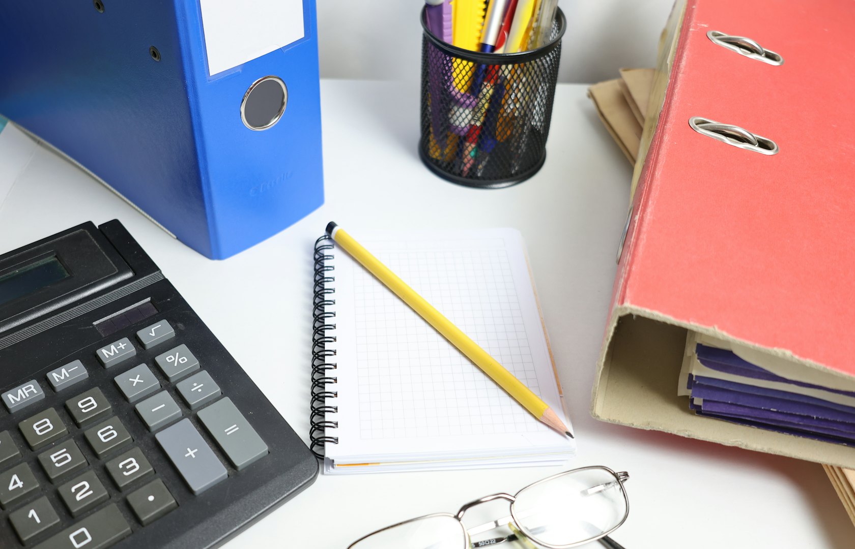 Calculadora, fichários e documentos contábeis