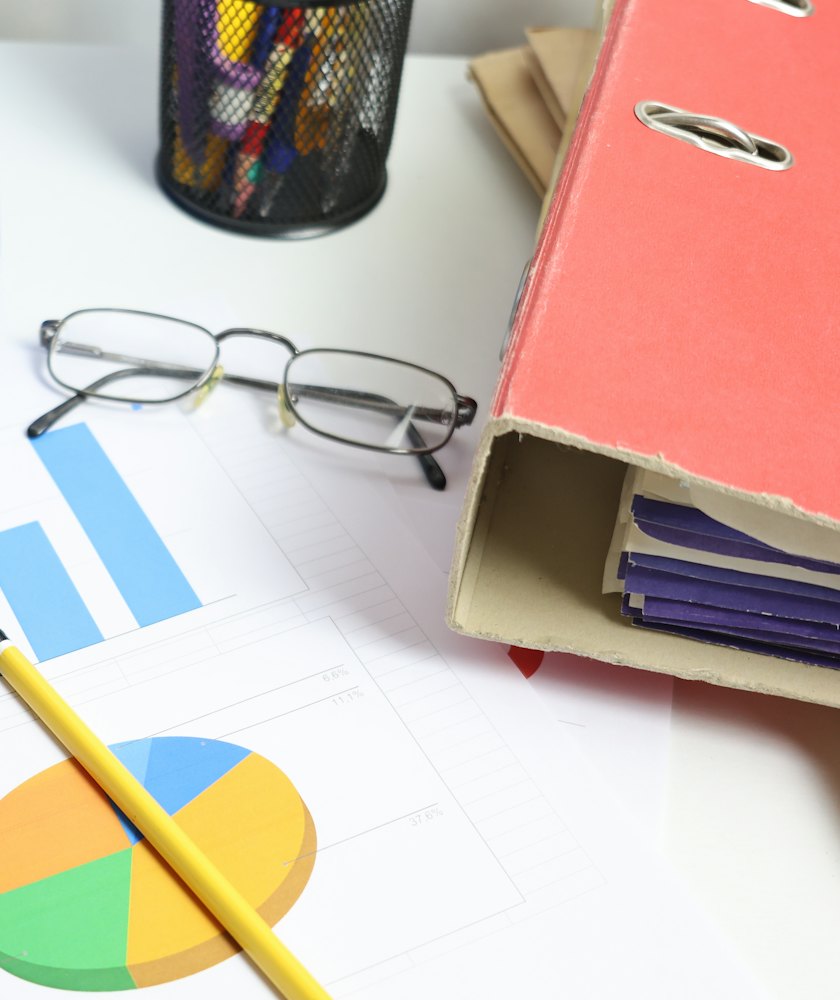 Mesa de trabalho com documentos contábeis